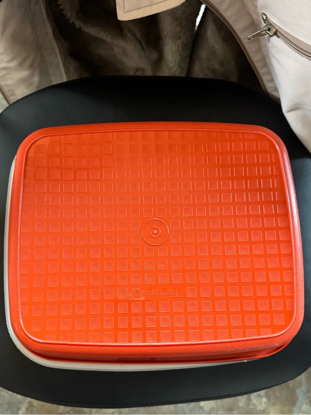Tupperware vintage 9”w
